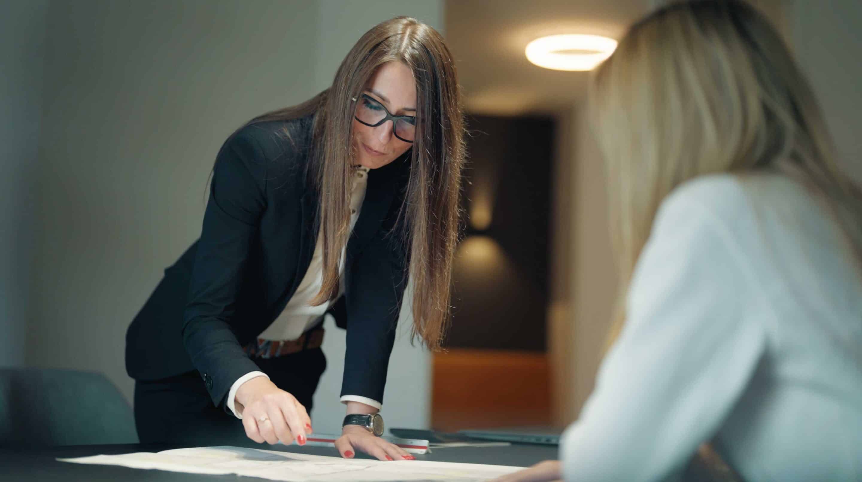 Dominique Stork Immobilienmaklerin aus Homburg im Beratungsgespräch mit einer jungen Frau